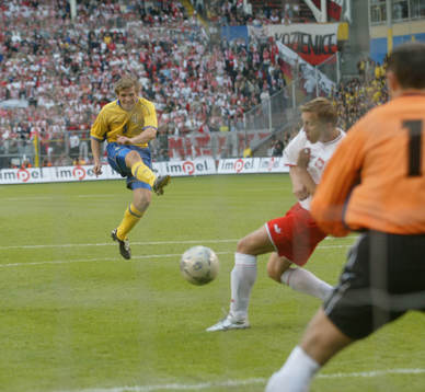 Anders Svensson, Sverige, skjuter in 1-0 målet
