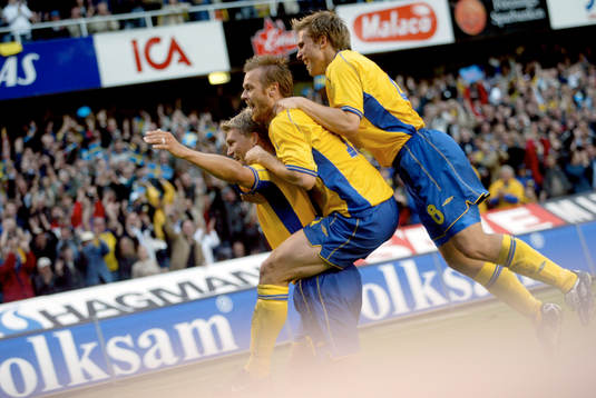 Marcus Allbäck jublar med Magnus Jonsson och Anders