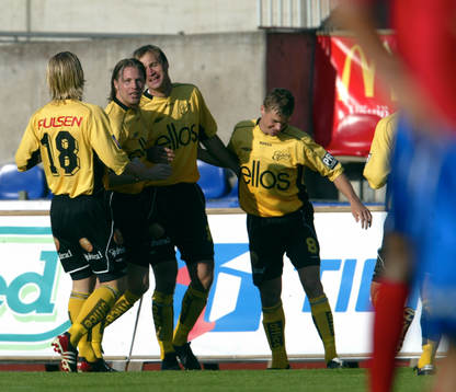 Rekordtidigt mål av Hasse Berggren, Elfsborg som gratuleras