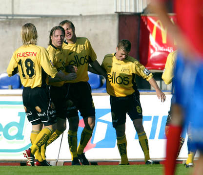 Rekordtidigt mål av Hasse Berggren, Elfsborg som gratuleras
