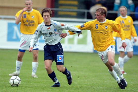 Fotboll. Superettan. Tröjdragning. Dra. Tackling