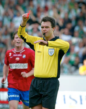 Martin Ingvarsson, domare. Rött kort