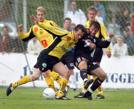 Tre mot en, Peter Hiir-Salaka tränger undan Alexander
