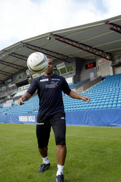 Alvaro Santos tränar fotboll igen