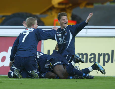 0-2 Paulinho Guara, som tar emot ÖIS-klackens jubel