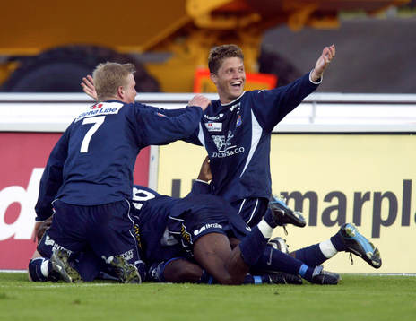 0-2 Paulinho Guara, som tar emot ÖIS-klackens jubel