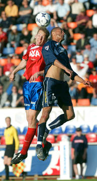 Fredrik Bild nickduellerar med Afonso Alves