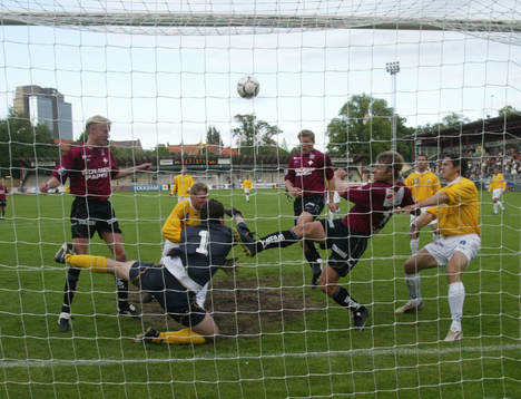 De båda målskyttarna anfaller  Mattias Filipanics,