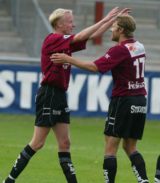 3-målsskytten Niclas Fredriksson grattas av