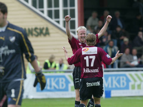 3-målsskytten Niclas Fredriksson grattas av