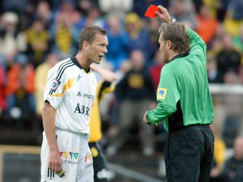 Krister Nordin, AIK, utvisad av domare Anders Frisk.