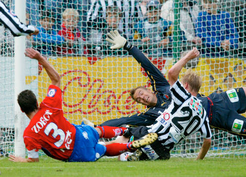 Fredrik Larsson sträcker sig förgäves när Mathias