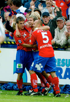 Martin Fribrock och Tommi Grönlund kramar om Mattias