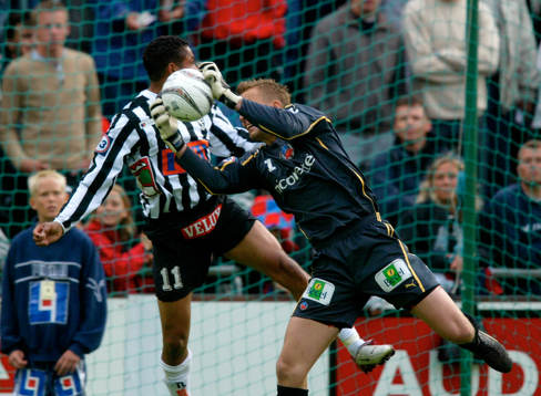 Fredrik Larsson, målvakt, Helsingborg plockar ner bollen