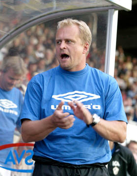 Jonas Thern, tränare Halmstad, applåderar åt sitt lag