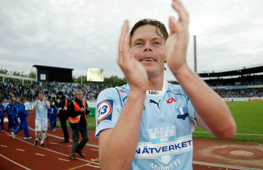 Andreas Yngvesson, tvåmålsskytt, applåderar publiken