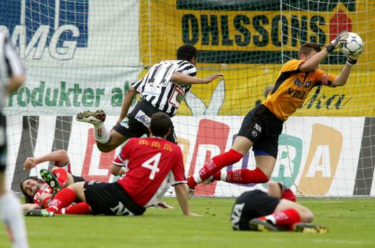 Johan Alvbåge, målvakt, Örebro snor åt sig bollen