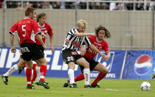 Mathias Eklund, Landskrona omringad av Örebro-spelare,