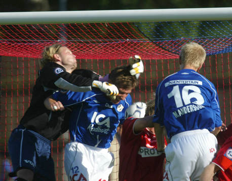 Målskytten Magnus Andersson nickar först, sedan trycker