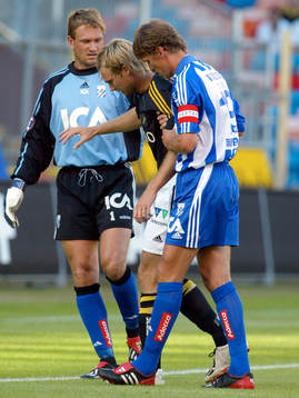 En skadad Andreas Andersson, AIK hjälps av planen