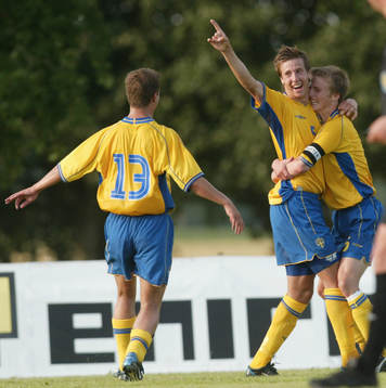 1-0 Mattias Bjärsmyr har gjort 1-0 och grattas. Jubel