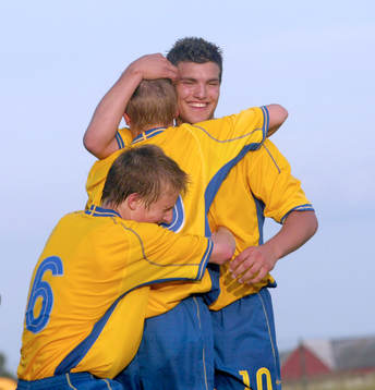 3-0 Marko Kottilainen har avgjort och grattas av Labinot