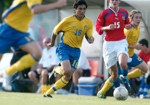 Colo Hallit stormar fram