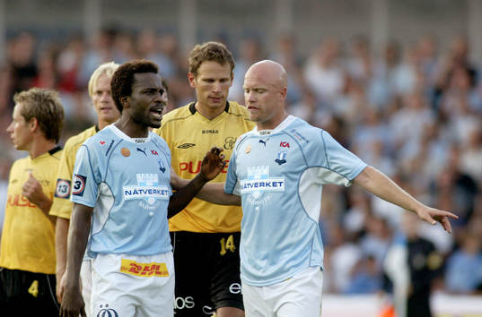 Olof Persson går mellan när Peter Ijeh blir förbannad