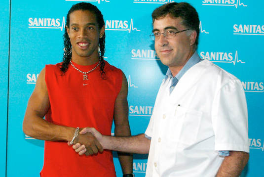 Ronaldinho, FC Barcelona med Jodi Ardevol, läkare