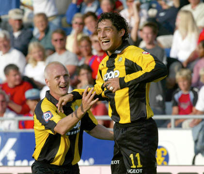 Pablo Pinones-Arce har gjort 0-1 och grattas av Christer