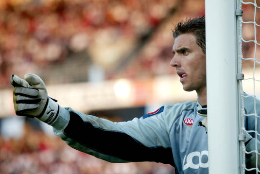 Ante Covic, målvakt,  dirigerar