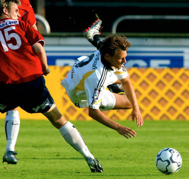Markus Dahlin fäller Daniel Hoch