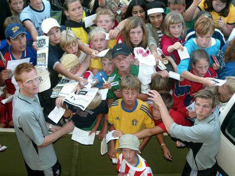 Michael Svensson och Anders Svensson fick skriva autografer