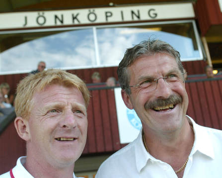 Två berömda tränare poserar, Gordon Strachan och Olle