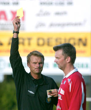 Michael Lerjeus, domare,  gult kort, varning
