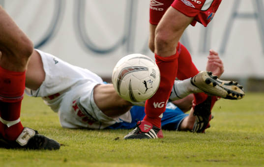 Närkamp, fötter, boll