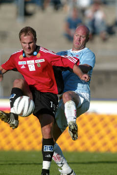 Jonas Wallerstedt trycks i ryggen av Olof Persson