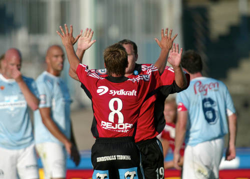 Glädje, sorg, måljubel, Jonas Wallerstedt grattas av