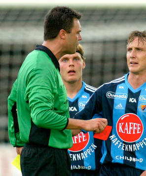 Johan Arneng blir utvisad av domare Martin Ingvarsson