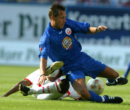 Marcus Lantz kapas av en Stuttgart-spelare