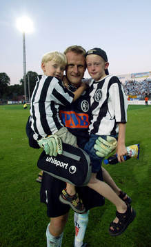 BoIS-keepern Mats Svensson som höll nollan, grattas av