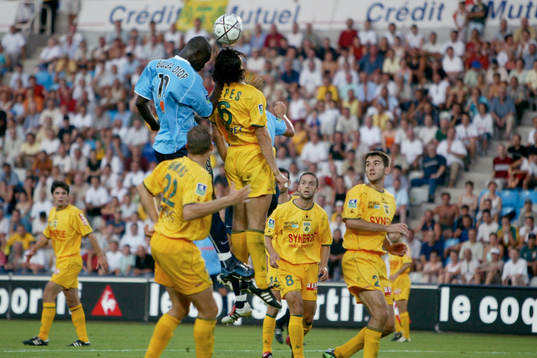 Bouba Dio och Yepes. Nickduell