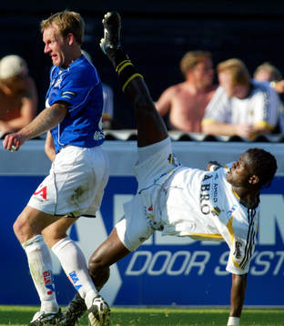 Derek Boateng sparkar högt bak Torbjörn Arvidssons rygg