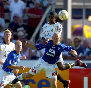 Benjamin Kibebe trycker ner Mattias Thylander