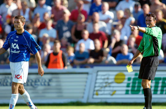 Igor Sypniewski och Miro Ukalovic, domare. Gult kort,
