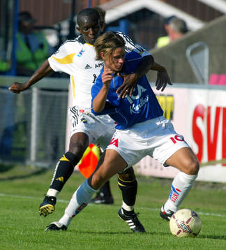 Omfamning. Fasthållning. Kwame Quansah mot Dusan Djuric