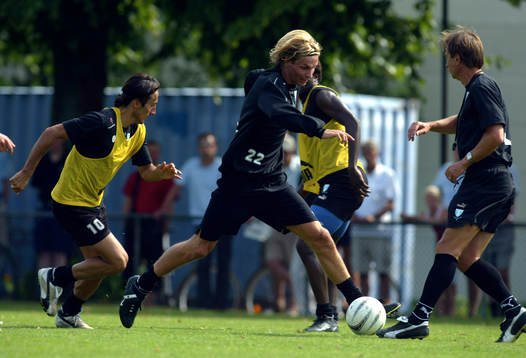 Tobias Grahn dribblar av Lovay Chanko, Peter Ijeh och Tom