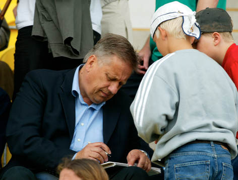 Förbundskapten Tommy Söderberg skriver autografer på