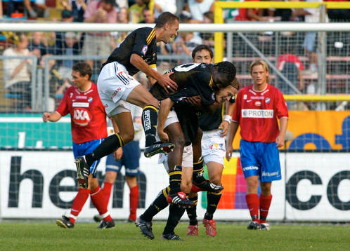 Krister Nordin och Darek Boateng gratulerar 1-0 målskytten