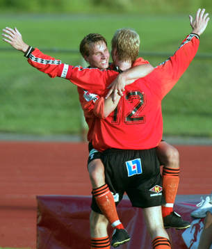Daniel Nicklasson i Simon Sjöfors famn